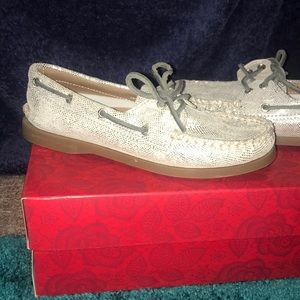 Never worn glitter Sperry!